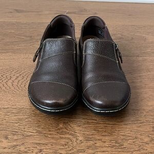 Clarks Size 9.5M Dark Brown Classic Leather Cora Giny Cushioned Zip Loafer Flats